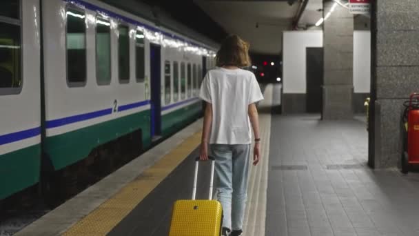 Adolescente Caminha Através Estação Para Trem — Vídeo de Stock