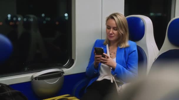 Woman Business Suit Phone Travelling Train — Vídeo de stock
