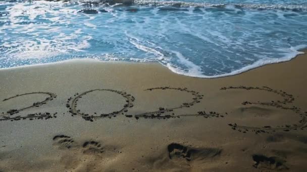 Kum Plajı Yüzeyinde 2023 Yılı Yazısı — Stok video