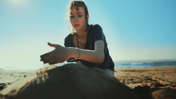 Adolescente Chica Esculpir Tortuga Arena Playa Del Mar — Vídeo de stock