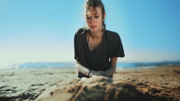 Teenage Girl Sculpt Turtle Sand Sea Beach — Stockvideo