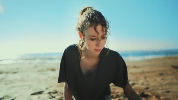 Teenage Dívka Socha Želva Písku Mořské Pláži — Stock video