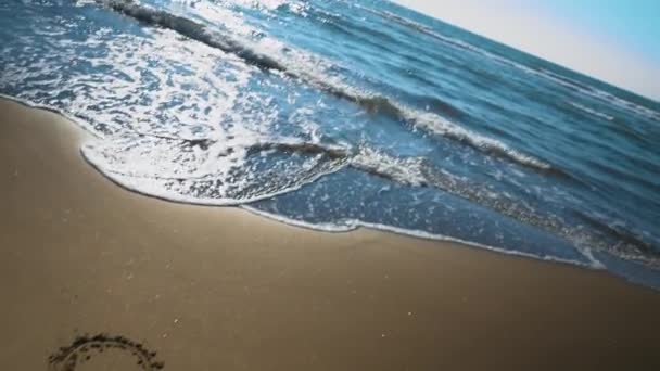 Сердце Нарисованное Песчаном Пляже — стоковое видео