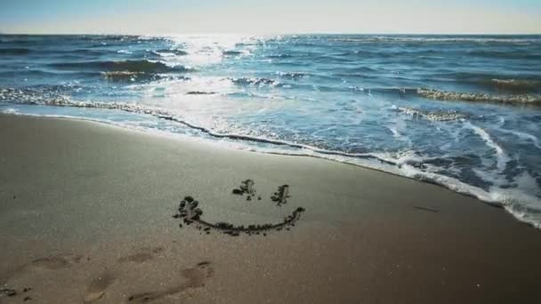 Sorriso Desenhado Praia Areia — Vídeo de Stock