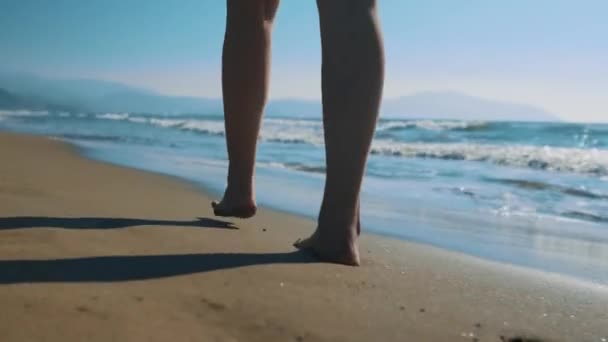 Pernas Mulher Andando Areia Praia — Vídeo de Stock