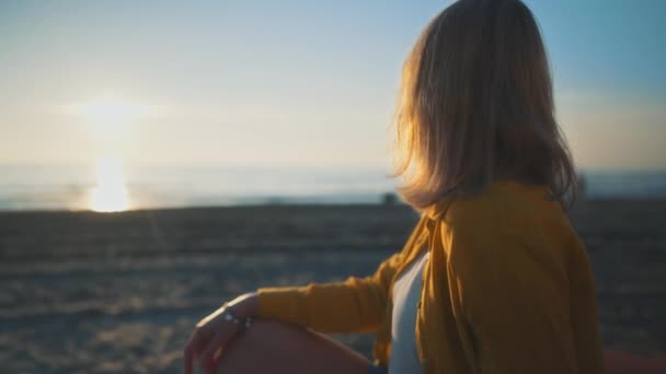 Μια Γυναίκα Κάθεται Μια Βάρκα Και Κοιτάζει Θάλασσα Ηλιοβασίλεμα — Αρχείο Βίντεο
