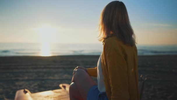 Μια Γυναίκα Κάθεται Μια Βάρκα Και Κοιτάζει Θάλασσα Ηλιοβασίλεμα — Αρχείο Βίντεο