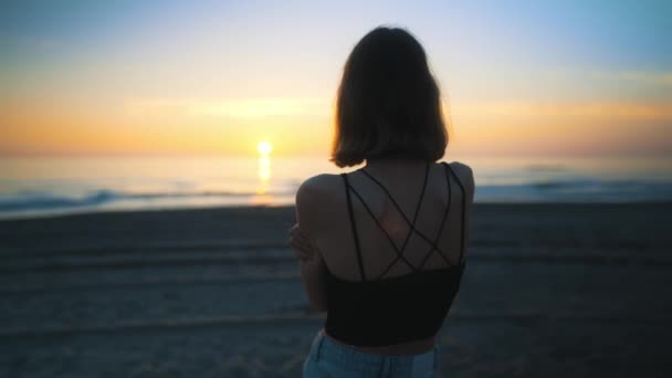 Mother Cover His Daughter Blanket Hugging Beach Sunset — Video Stock