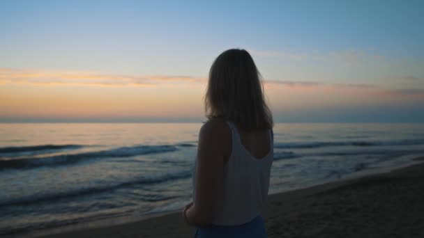 Man Cover Woman Blanket Hugging Beach Sunset — Video Stock