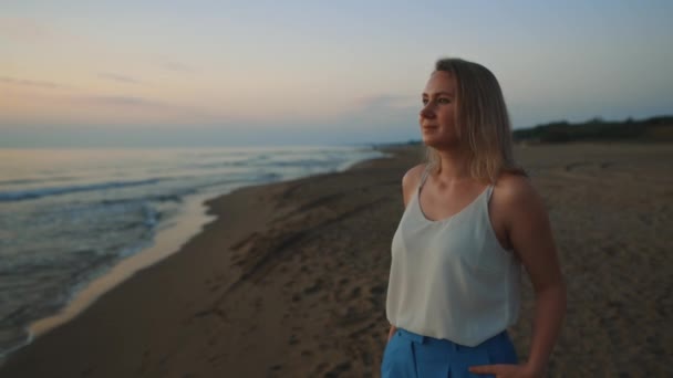 Hombre Portada Mujer Con Manta Abrazos Playa Atardecer — Vídeo de stock