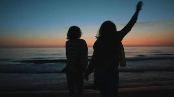 Zwei Mädchen Tanzen Abends Bei Sonnenuntergang Meer — Stockvideo
