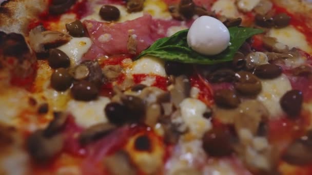 比萨辣椒酱 配火腿 蘑菇和洋蓟的比萨 — 图库视频影像