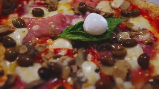 カプリッチオーザ オリーブ キノコ アーティチョークのピザ — ストック動画
