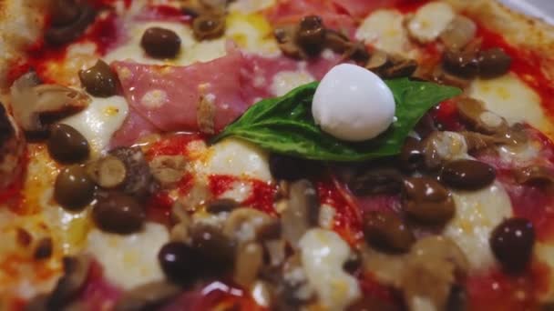 Pizza Capricciosa Pizza Con Prosciutto Olive Funghi Carciofi — Video Stock