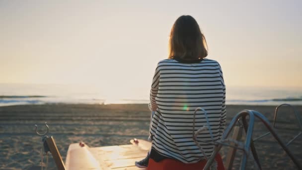 Nastolatka Siedzi Nad Morzem Zachodzie Słońca — Wideo stockowe