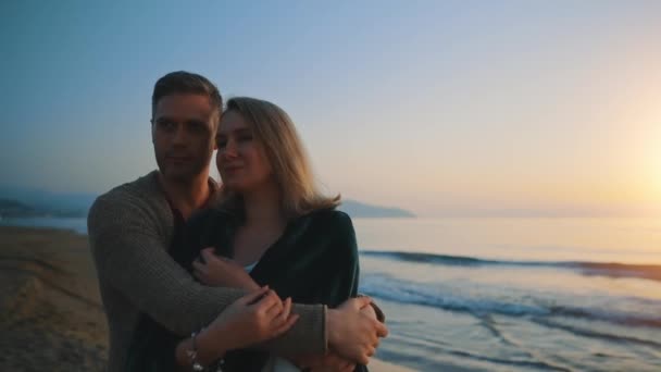 Attractive Couple Sunset Sea — 비디오