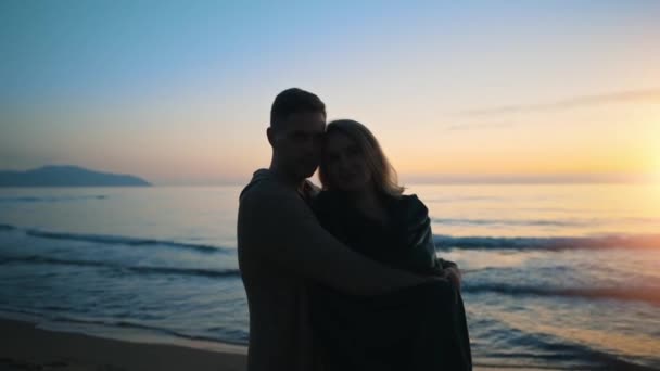 海によって夕日の魅力的なカップル — ストック動画