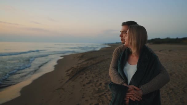 Çekici Çift Günbatımının Tadını Çıkarıp Hayat Hakkında Sohbet Ediyor — Stok video