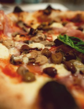 Pizza kapriciosa. Jambonlu pizza, zeytin, mantar ve enginar..