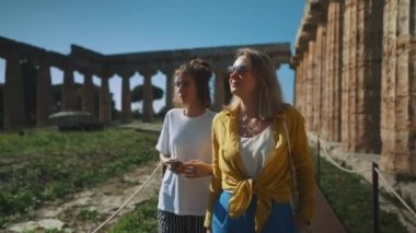 Antik kentte turist ailesi dolaşıyor.