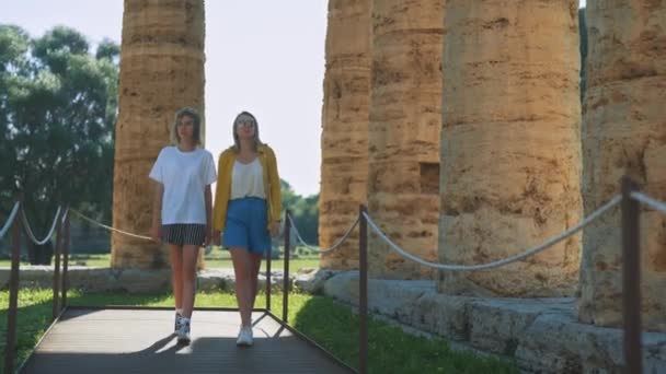 Family Tourists Walks Ancient City — ストック動画
