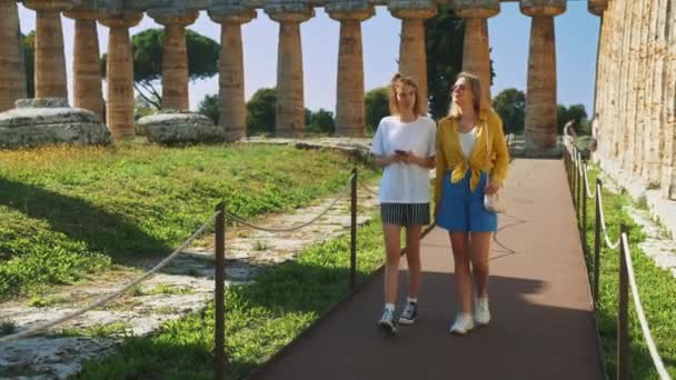 Family Tourists Walks Ancient City — ストック動画