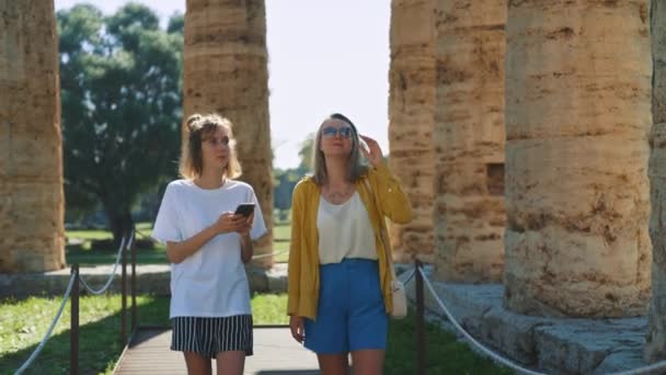 観光客の家族は古代都市を歩き回る — ストック動画
