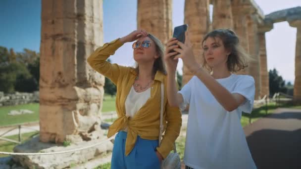 観光客の家族は古代都市を歩き回る — ストック動画