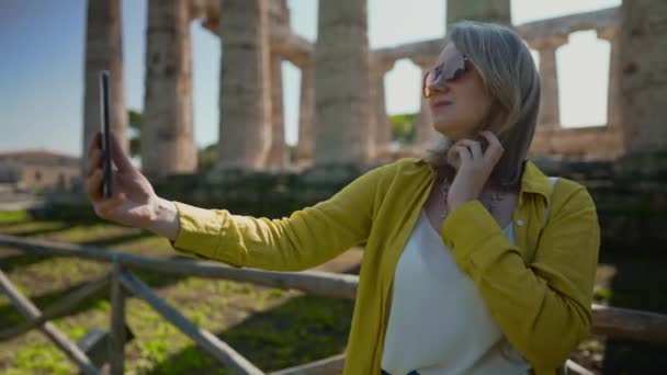 Женщина Делает Селфи Перед Останками Древнего Храма — стоковое видео