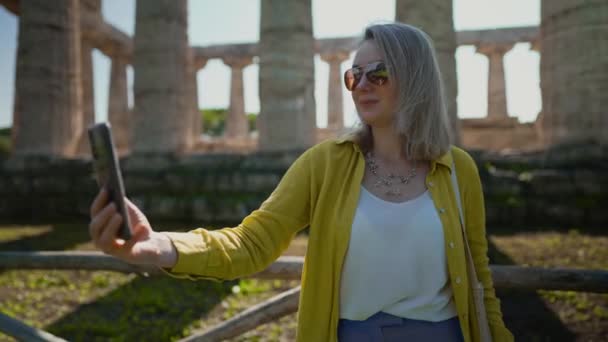 Nainen Ottaa Selfien Muinaisen Temppelin Jäännösten Edessä — kuvapankkivideo