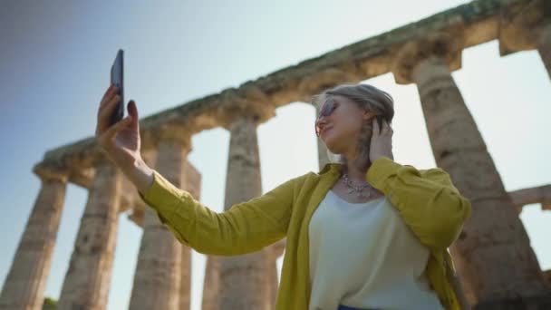Donna Prendere Selfie Fronte Resti Del Tempio Antico — Video Stock