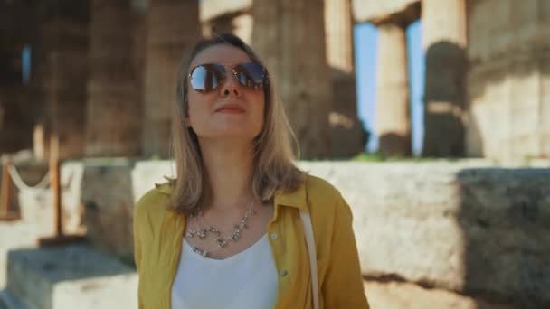 女性の観光客は 古い寺院の景色を楽しむ — ストック動画