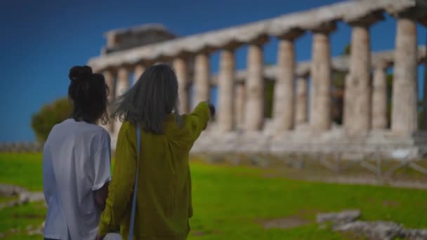 家族はツアーで古代の寺院を訪れる — ストック動画
