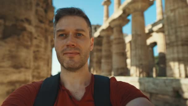 Mężczyzna Pokazy Turystyczne Rozmowy Starej Świątyni — Wideo stockowe