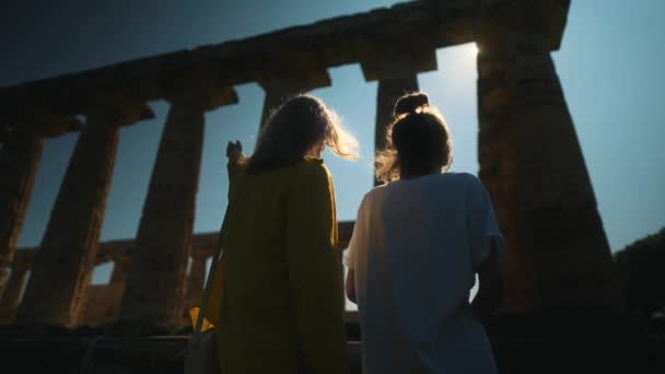 家族はツアーで古代の寺院を訪れる — ストック動画