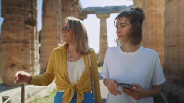 Οικογένεια Επισκέπτεται Έναν Αρχαίο Ναό Μια Περιοδεία — Αρχείο Βίντεο