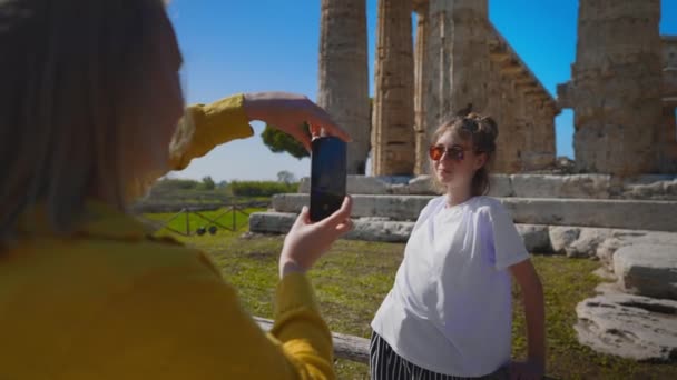 10代の少女は古代の寺院の前で撮影されています — ストック動画