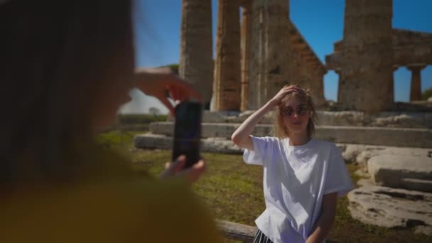 Teenage Girl Photographed Front Ancient Temple — Stock video