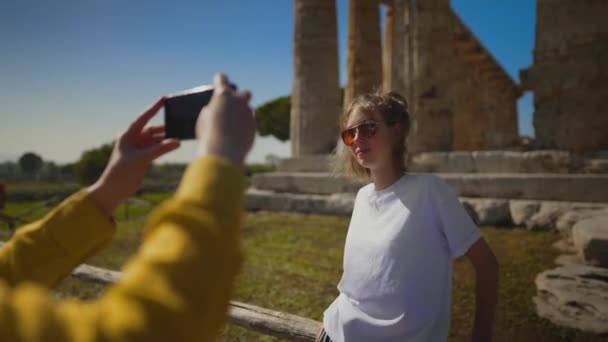 10代の少女は古代の寺院の前で撮影されています — ストック動画