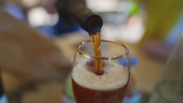 Versare Birra Nel Bicchiere — Video Stock