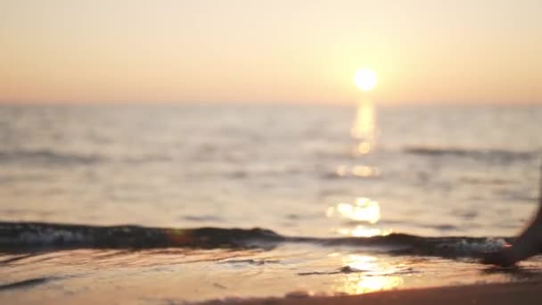 Женщина Красном Ходит Пляжу — стоковое видео
