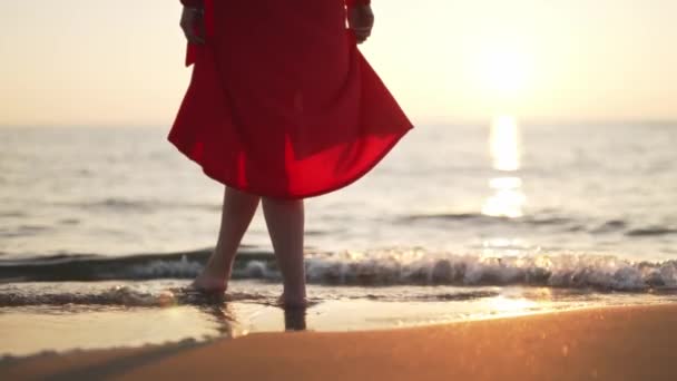 Kobieta Czerwieni Stoi Morzu Zachodzie Słońca — Wideo stockowe