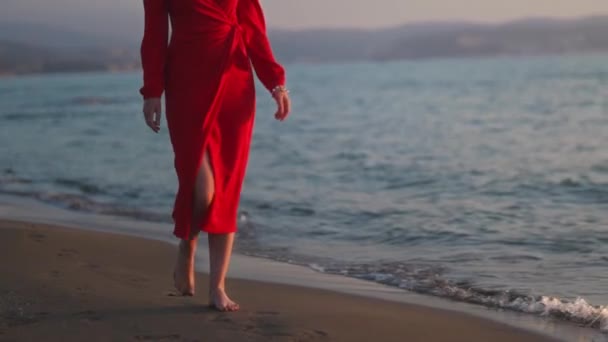 Vrouw Rode Jurk Loopt Langs Het Strand — Stockvideo