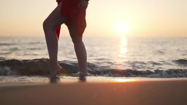Woman Red Stands Sea Sunset — Vídeo de Stock