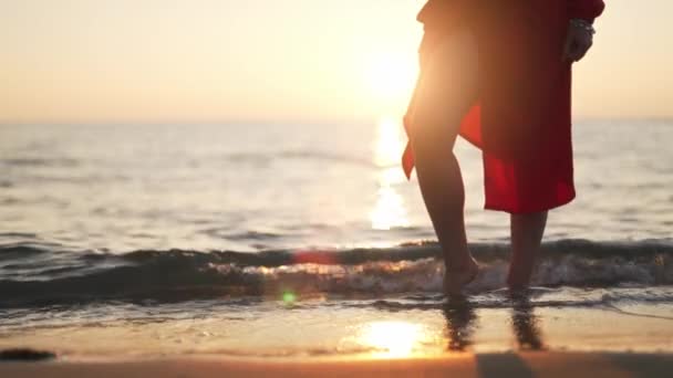 日没時に紅海に立つ女 — ストック動画