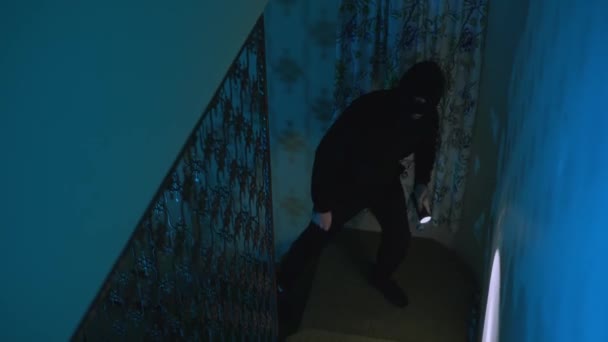 家の中の夜のバラクラバで泥棒 — ストック動画