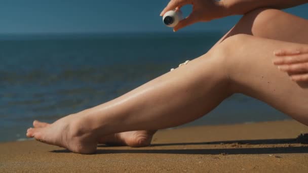 Žena Nanáší Krém Nohy Poblíž Moře — Stock video