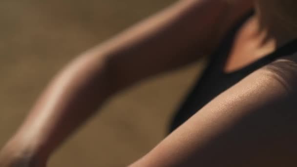 妇女在肩上涂防晒霜 — 图库视频影像