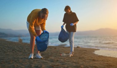 Anne ve kızı gezegeni çöpten kurtarıyor..