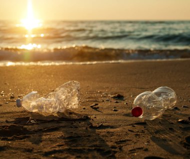 Plastik şişeler kumsalda. Çevre kirliliği.